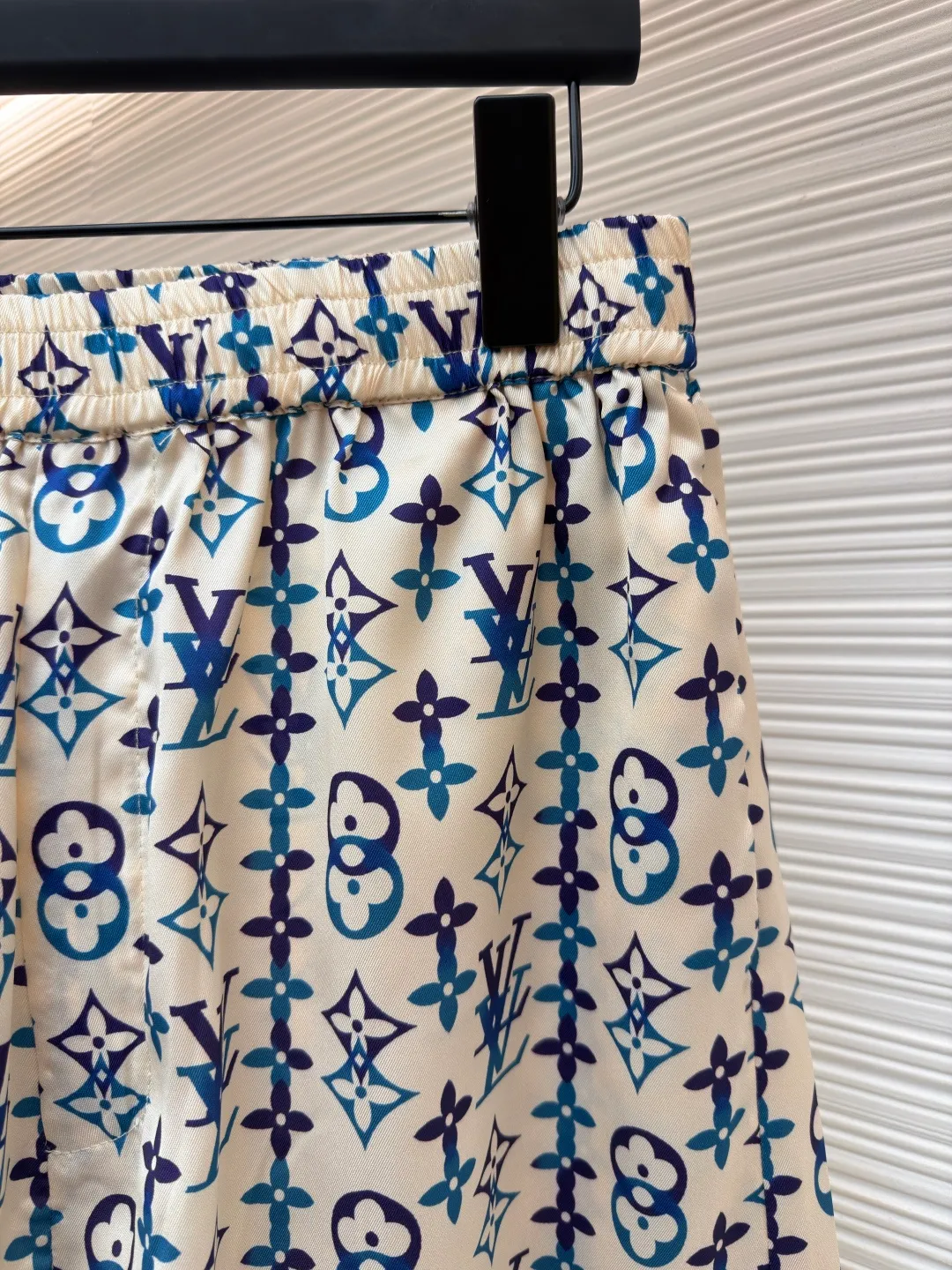 LOUIS VUITTON Overlap pattern printed mulberry silk shorts ●Original version: purchased and developed by 13667 ●Item number: 1682541-A60 ●Fabric: cotton fabric ●Technology: printing production ●Color: apricot ●Version: fitted version ●Weight: about 165 grams ●Size: 46-48-50-52 ●Description: These all-over presbyopia shorts are made of high-count silk blended fabric. The fabric is pre-washed and feels smooth and soft. It has good breathability and drape, and is comfortable and non-restrictive when worn next to the skin. The classic presbyopia pattern printed all over the body is made using digital direct printing technology. The colors are distinct and the pattern is precise. It is not easy to fade or smudge after high-temperature fixation treatment. The presbyopia elements are neatly arranged to show brand recognition. The shirt is designed with a Cuban collar, the neckline is smooth and natural, and the buttons at the placket are made of custom mother-of-pearl buttons, which have a warm and shiny texture. The overall cut is a loose silhouette, the shoulder joints are straight and fine, the cuffs are designed with short sleeve cuffs, customized accessories and three labels are complete, and the details and craftsmanship show the level of luxury. It is suitable for various wearing scenarios such as leisure vacations and daily outings. The overall wiring is straight and delicate, the fabric is comfortable and soft, and the color is consistent without color difference. It can be matched with the same style to create a fashionable look and control various occasions. Customized accessories, complete with three standards, same style for men and women!